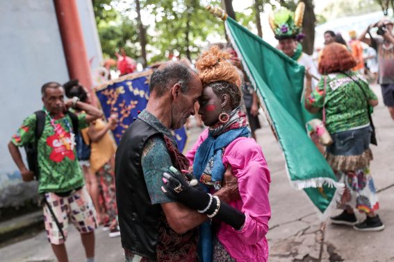 Un uomo sfila con un manichino, in sintonia con l'obiettivo di Loucura : portare in strada la follia