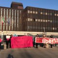 Attivisti davanti al tribunale di Reggio Emilia