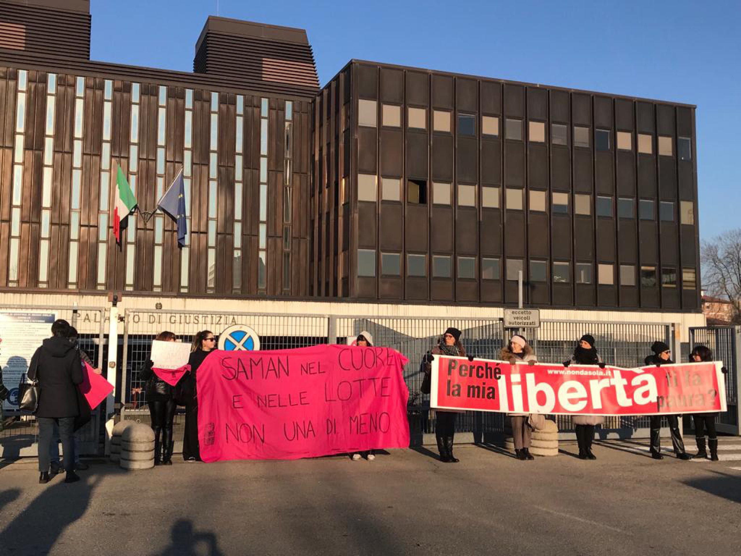 Attivisti davanti al tribunale di Reggio Emilia