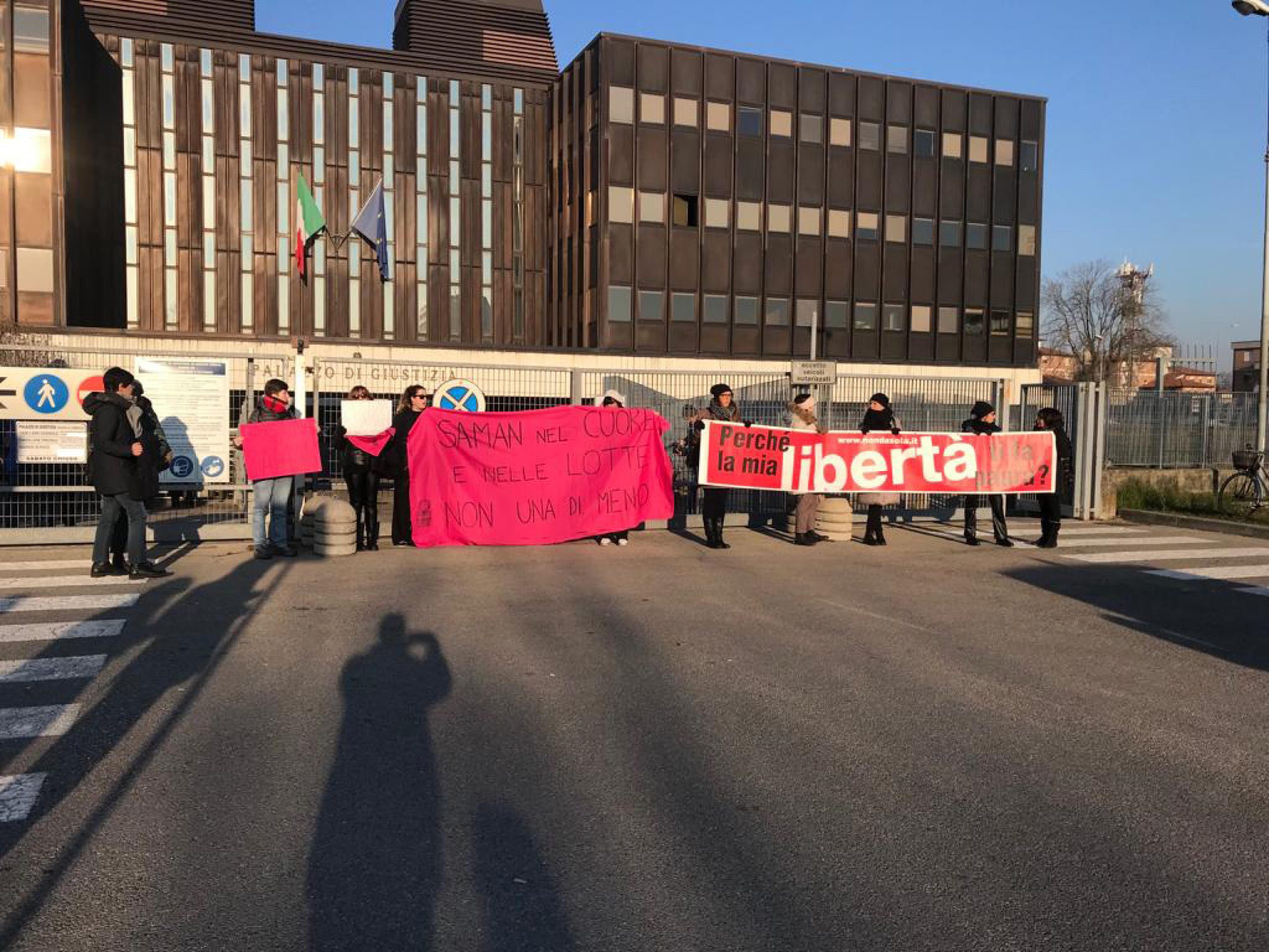 Attivisti davanti al tribunale di Reggio Emilia