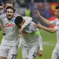 Il Napoli esulta al gol di Di Lorenzo in Champions League
