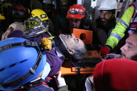 Operazione di salvataggio di una persona dopo un terremoto a Nurdagi in Turchia