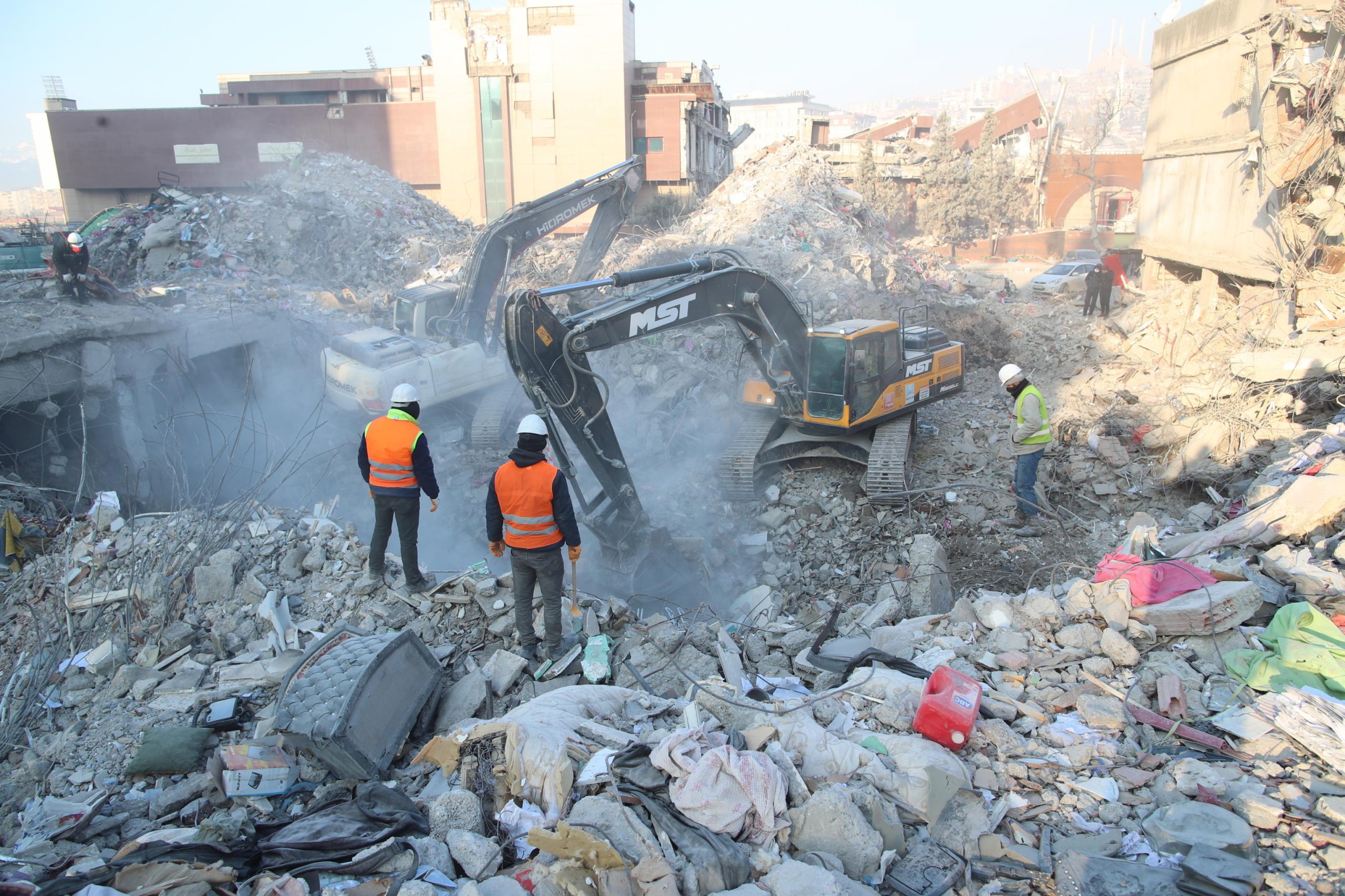 Alcuni membri della squadra di soccorso portano avanti le ricerche dei dispersi dopo un terremoto a Kahramanmaras, in Turchia