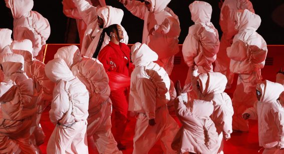La cantante Rihanna durante l'esibizione con il suo corpo di ballo