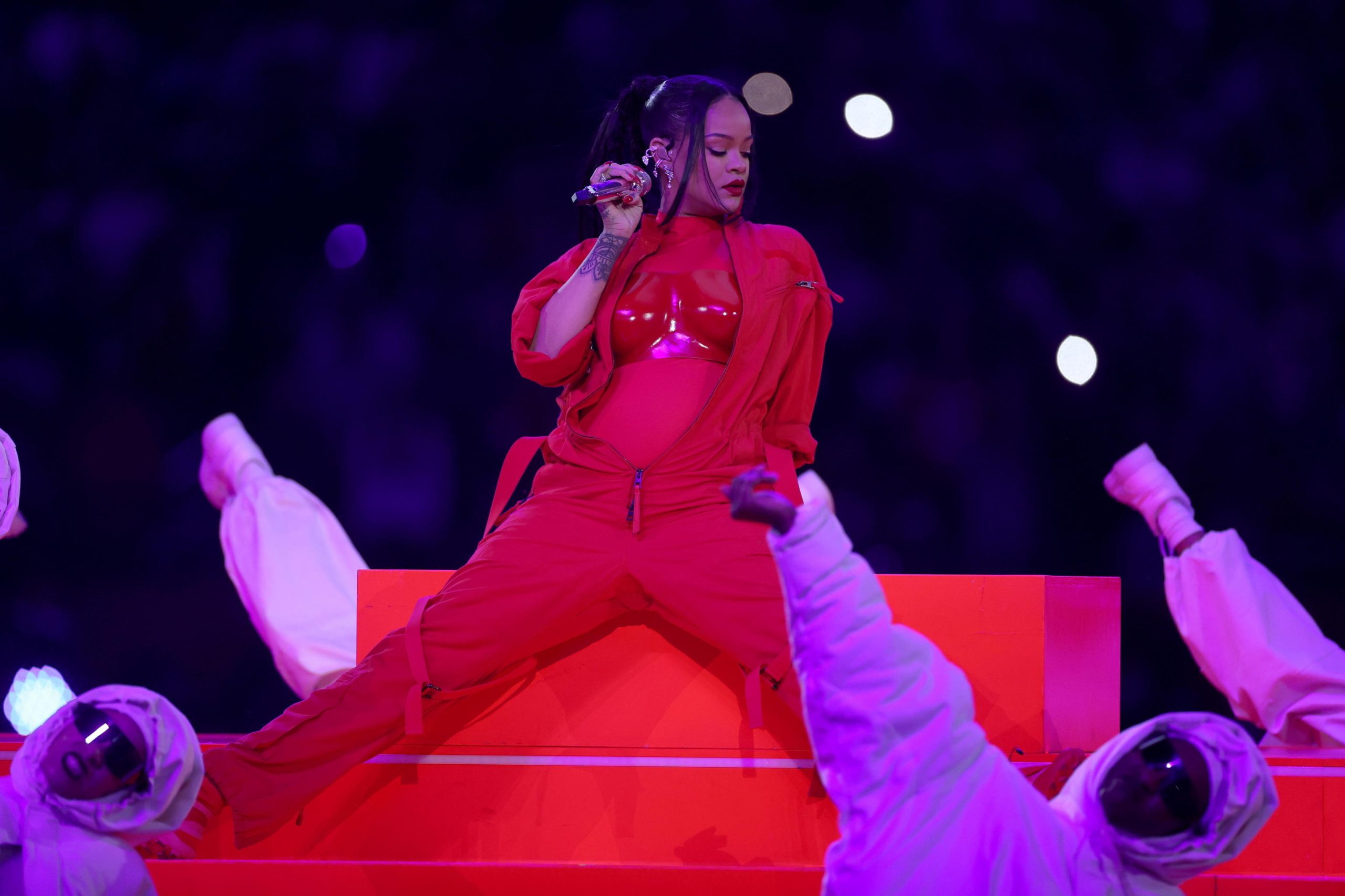Il Super Bowl Show è stato aperto da Bitch Better Have My Money