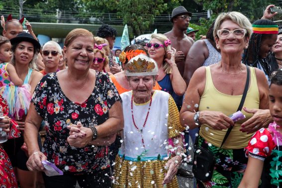 La sfilata di carnevale, organizzata in nome della salute mentale, coinvolge cittadini di tutte le età