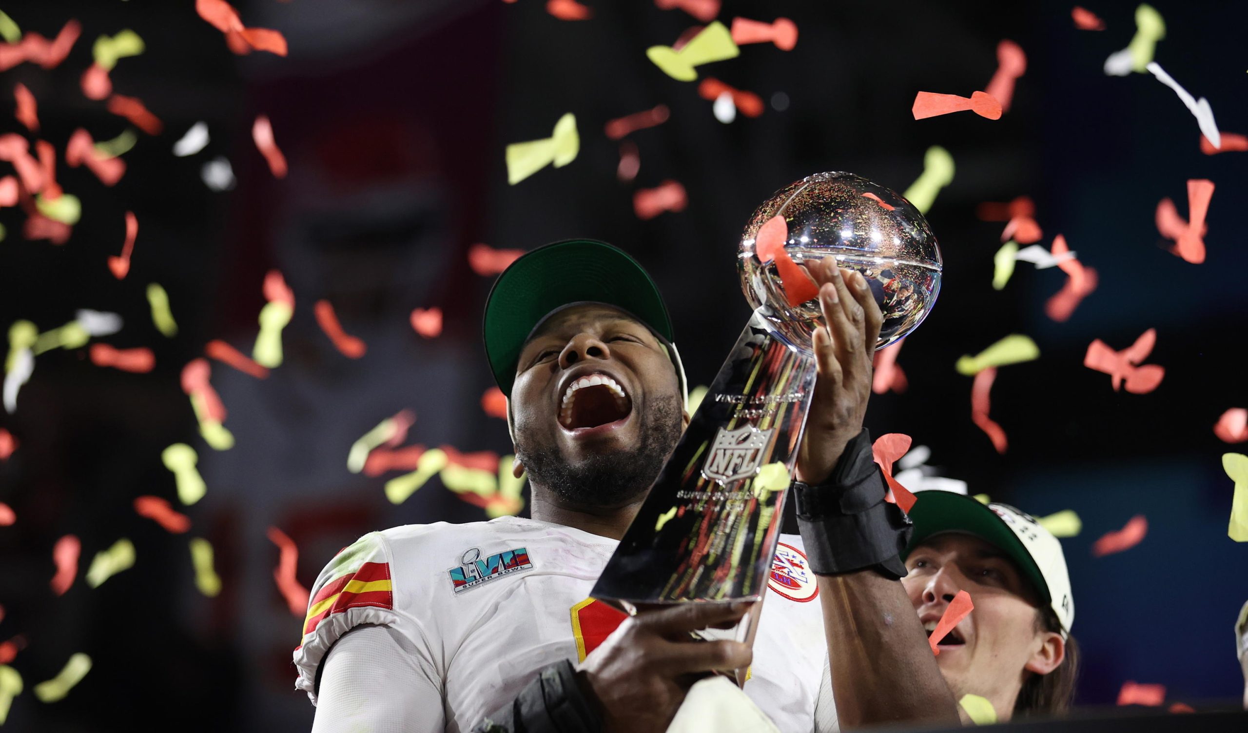 Carlos Dunlap dei Kansas City alza il trofeo del Super Bowl 2023