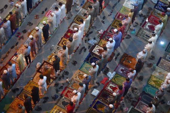 Fedeli musulmani si riuniscono per la preghiera della sera, Tarawih, a Karachi, in Pakistan, il 26 marzo 2023