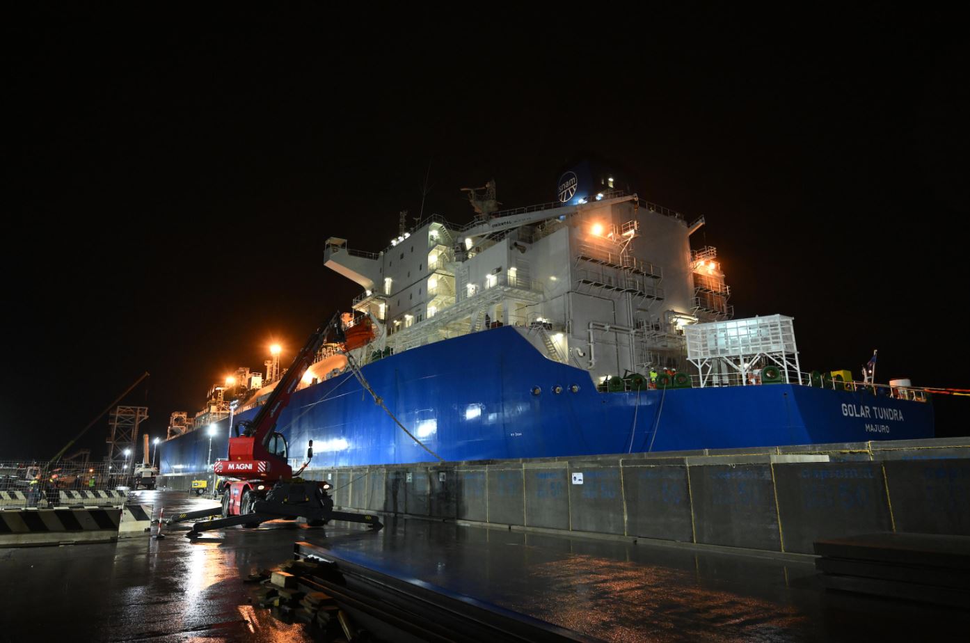 La nave rigassificatrice Golar Tundra attracca alla banchina est del porto di Piombino La nave rigassificatrice Golar Tundra attracca alla banchina est del porto di Piombino
