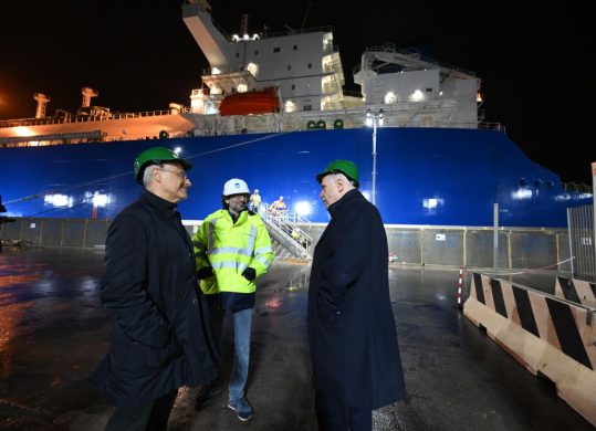 Il presidente della Toscana Giani davanti alla Golar Tundra nel porto di Piombino Il presidente della Toscana Giani davanti alla Golar Tundra nel porto di Piombino