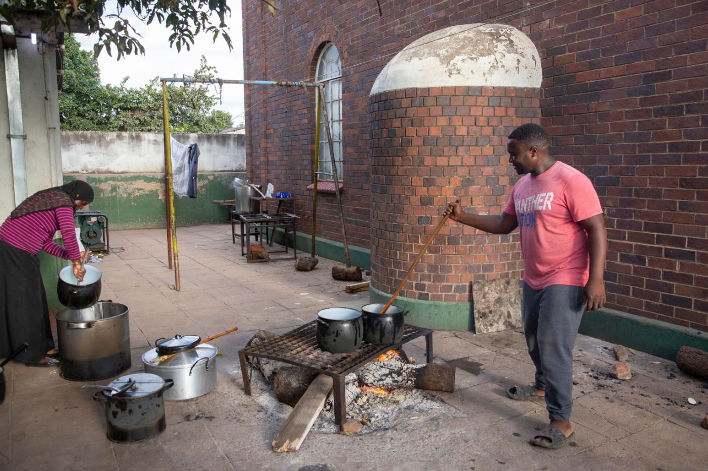 Due persone di fede islamica preparano il loro pasto ad Harare, Zimbabwe, il 26 marzo 2023