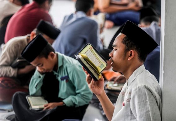 Alcuni studenti leggono il Corano a Sumatra, Indonesia, il 27 marzo 2023