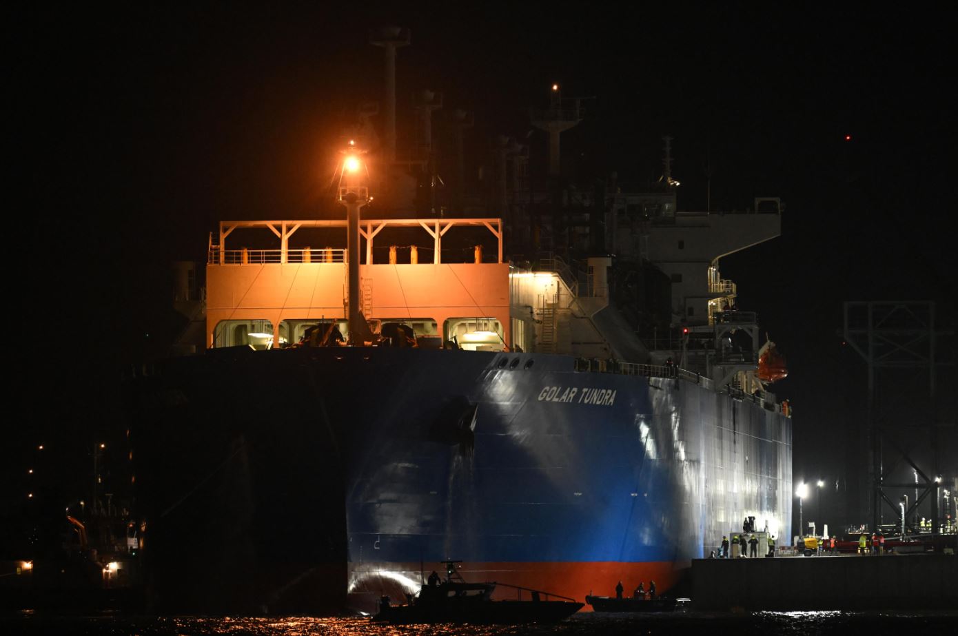 La Golar Tundra durante l'ingresso nel porto di Piombino trainata dai rimorchiatori La Golar Tundra durante l'ingresso nel porto di Piombino trainata dai rimorchiatori