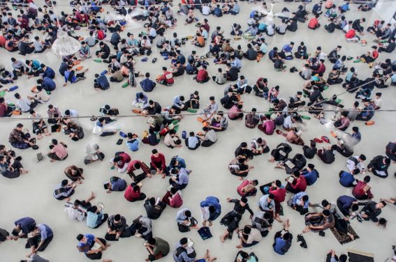 Studenti musulmani recitano il Corano nella scuola Ar-Raudlatul Hasanah, in Indonesia, il 27 marzo 2023