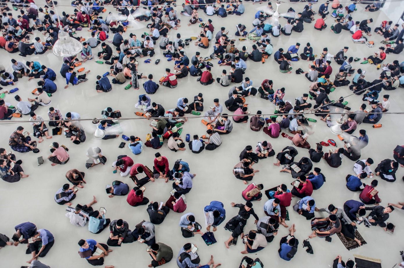 Studenti musulmani recitano il Corano nella scuola Ar-Raudlatul Hasanah, in Indonesia, il 27 marzo 2023