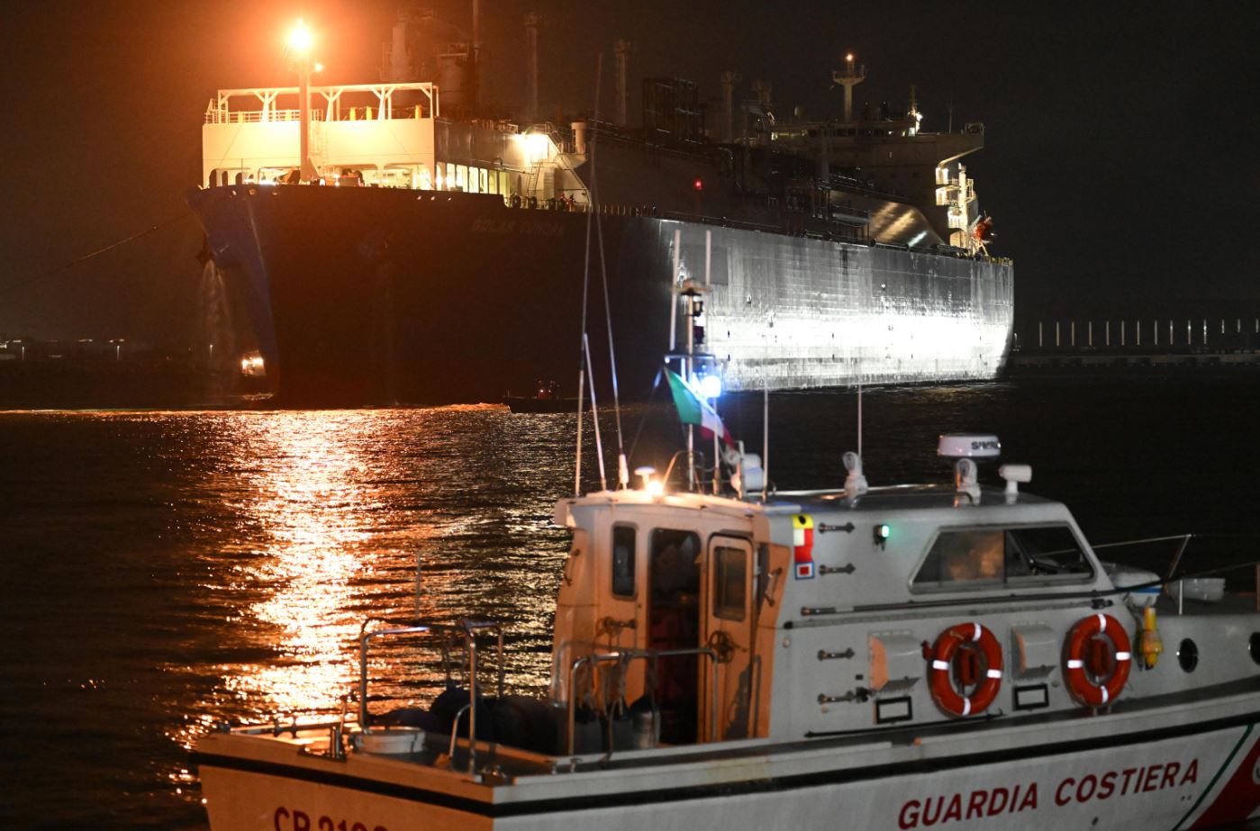 Rimorchiatori trainano la Golar Tundra a velocità ridotta per farla attraccare alla banchina est di Piombino Rimorchiatori trainano la Golar Tundra a velocità ridotta per farla attraccare alla banchina est di Piombino