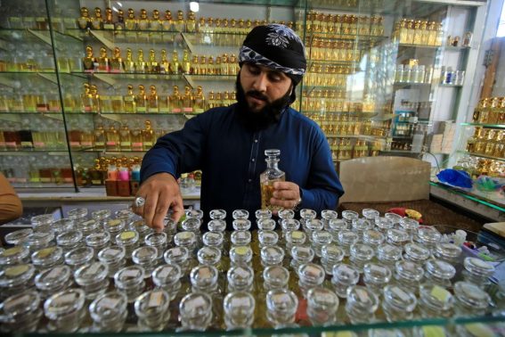 Un commerciante vende profumi senza alcol durante il Ramadan, a Peshawar, Pakistan, il 27 marzo 2023
