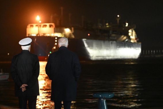 Il presidente della Regione Toscana Eugenio Giani assiste all'arrivo della Golar Tundra nel porto di Piombino Il presidente della Regione Toscana Eugenio Giani assiste all'arrivo della Golar Tundra nel porto di Piombino