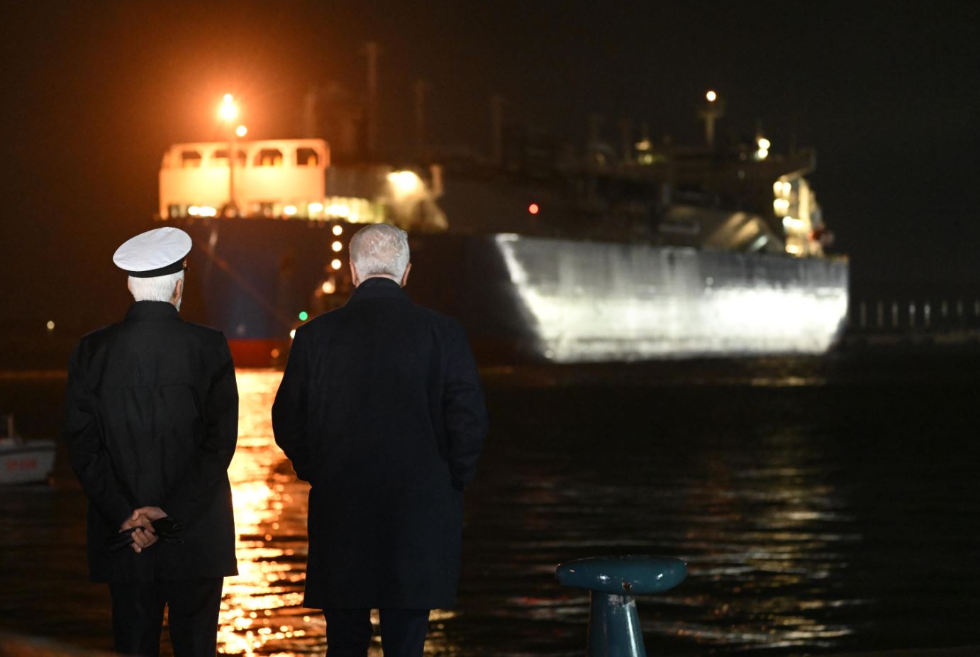 Il presidente della Regione Toscana Eugenio Giani assiste all'arrivo della Golar Tundra nel porto di Piombino Il presidente della Regione Toscana Eugenio Giani assiste all'arrivo della Golar Tundra nel porto di Piombino