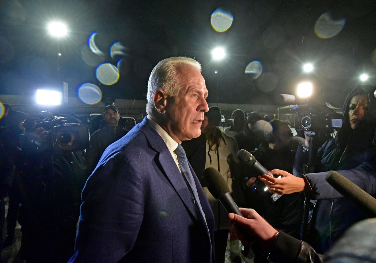 Eugenio Giani risponde ai giornalisti sulla questione del rigassificatore di Piombino Eugenio Giani risponde ai giornalisti sulla questione del rigassificatore di Piombino