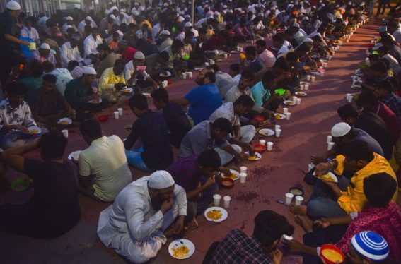A Chennai, in India, praticanti musulmani rompono il digiuno diurno, il 24 marzo 2023