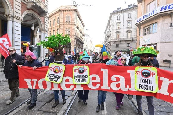 I travestimenti di alcuni manifestanti a Torino I travestimenti di alcuni manifestanti a Torino