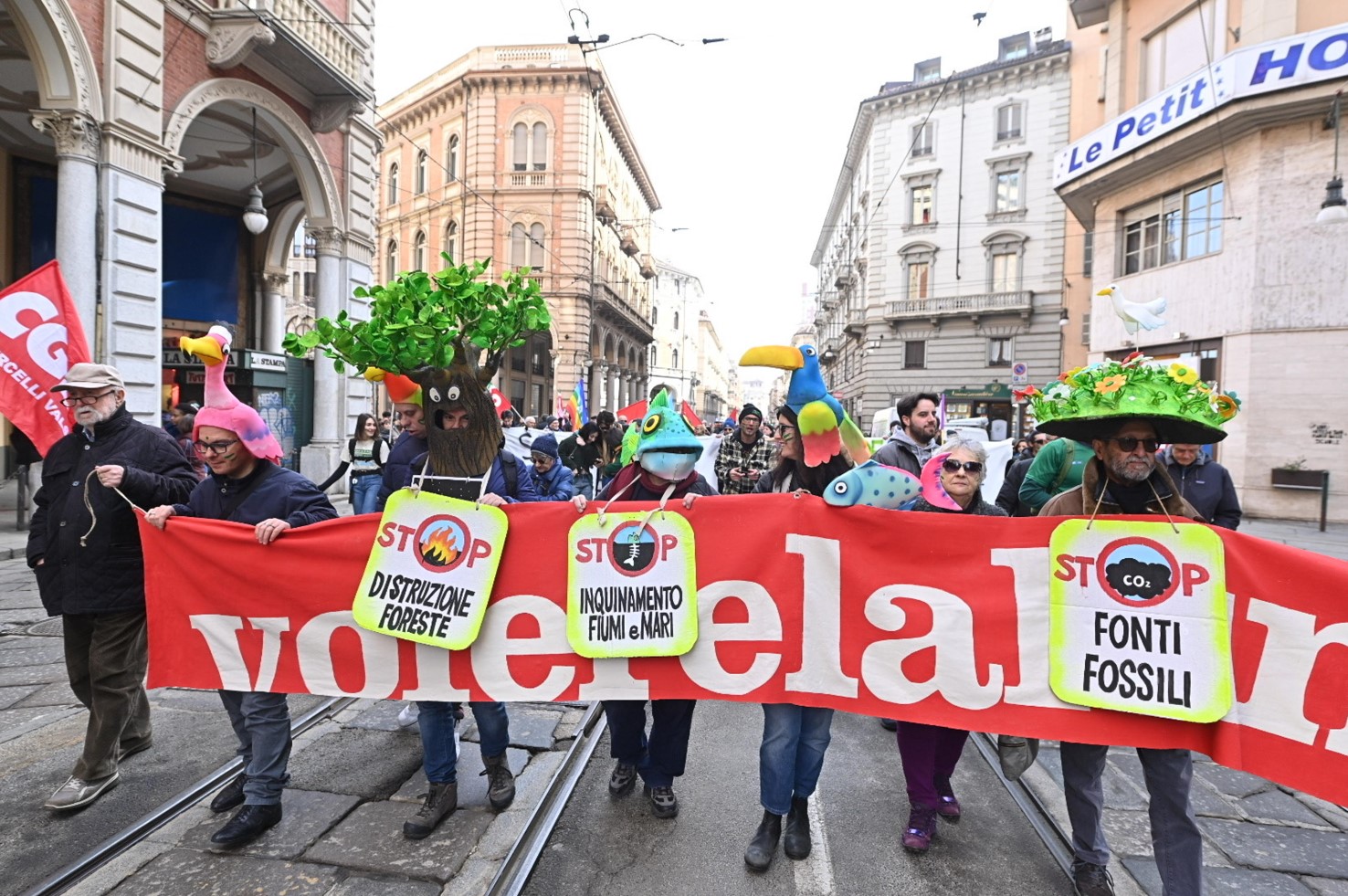 I travestimenti di alcuni manifestanti a Torino I travestimenti di alcuni manifestanti a Torino