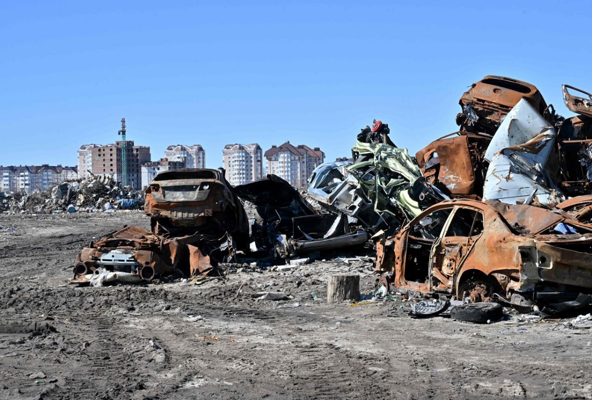 Cimitero di macchine distrutto dalle truppe russe a Bucha, 31 marzo 2023.