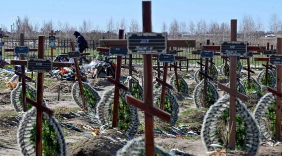 Cimitero di tombe non identificate di persone che sono state uccise a Bucha, 31 marzo 2023.