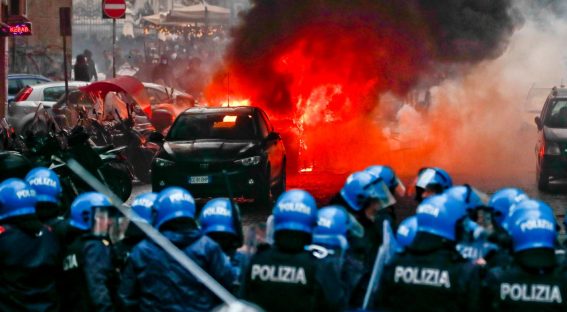 La polizia è intervenuta per sedare la rivolta con idranti e lacrimogeni, dopo essere stata caricata e attaccata dagli ultras