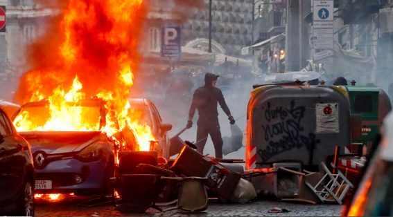 Ieri i tifosi dell'Eintacht Francoforte hanno messo a ferro e fuoco il centro storico di Napoli