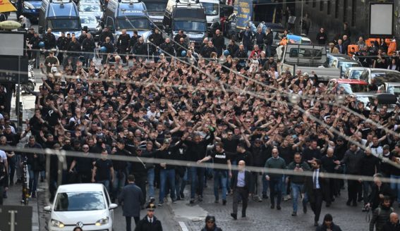 Nonostante il divieto di trasferta, si sono presentati nella città partenopea oltre 600 ultras tedeschi