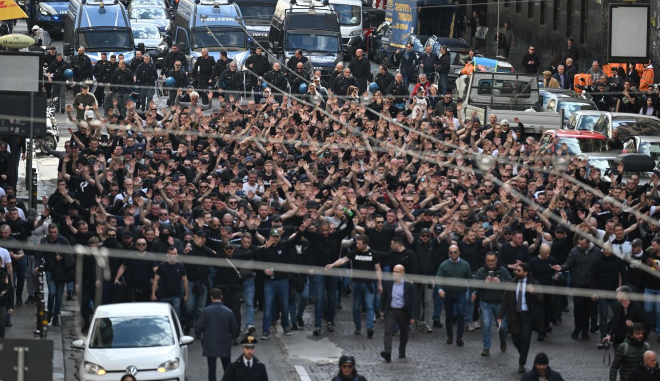Nonostante il divieto di trasferta, si sono presentati nella città partenopea oltre 600 ultras tedeschi