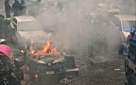 Ingenti i danni a piazze, pub e ristoranti, con diversi veicoli dei cittadini e della polizia andati in fiamme