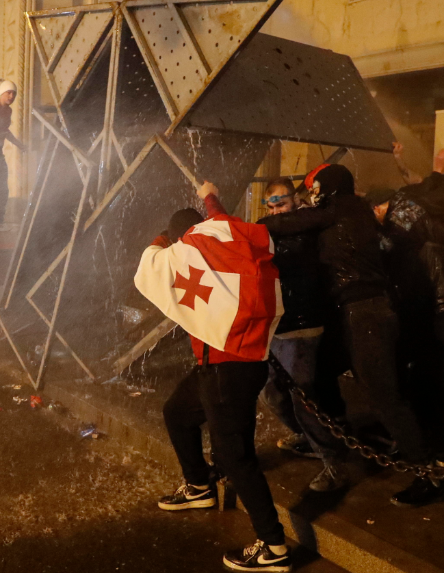 I manifestanti hanno cercato di sfondare i cancelli del parlamento georgiano I manifestanti hanno cercato di sfondare i cancelli del parlamento georgiano