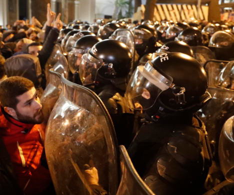 I manifestanti negli scontri con la polizia antisommossa I manifestanti negli scontri con la polizia antisommossa