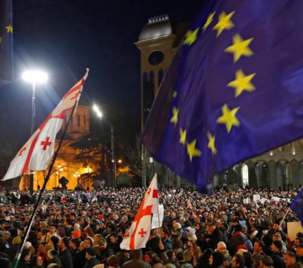 La bandiera europea fianchieggia quella della Georgia nelle proteste La bandiera europea fianchieggia quella della Georgia nelle proteste