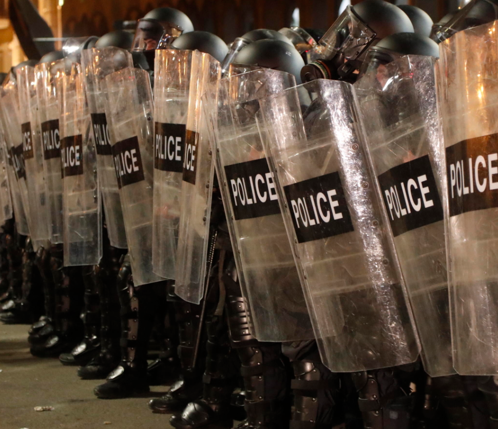 La polizia antisommossa presidia l'ingresso del parlamento La polizia antisommossa presidia l'ingresso del parlamento