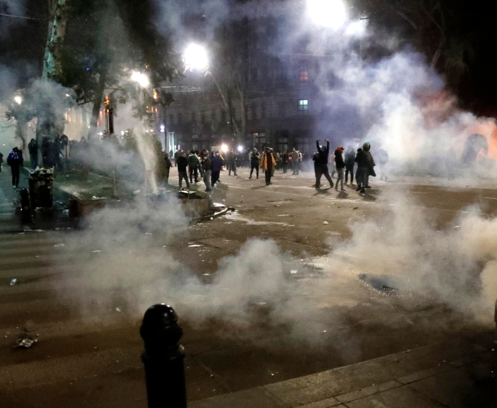 La polizia ha usato gas lacrimogeni per disperdere i manifestanti La polizia ha usato gas lacrimogeni per disperdere i manifestanti