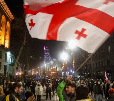 Manifestanti a Tbisili sventolano la bandiera della Georgia Manifestanti a Tbisili sventolano la bandiera della Georgia