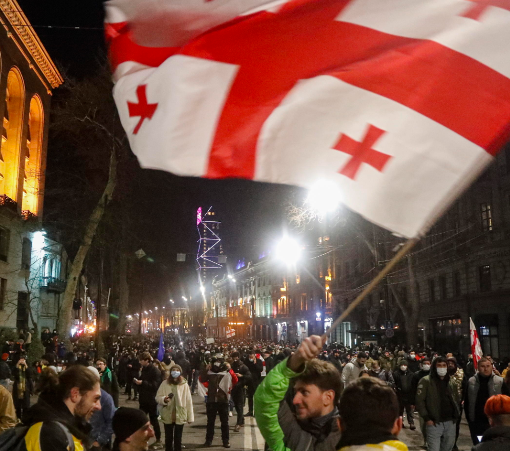Manifestanti a Tbisili sventolano la bandiera della Georgia Manifestanti a Tbisili sventolano la bandiera della Georgia