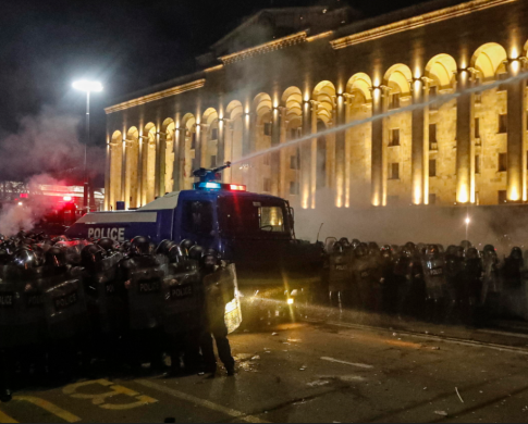 Polizia antisommossa davanti al palazzo del parlamento a Tbilisi Polizia antisommossa davanti al palazzo del parlamento a Tbilisi