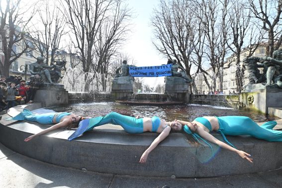 Manifestanti travestite da sirene protestano contro l'inquinamento dei mari, Torino Manifestanti travestite da sirene protestano contro l'inquinamento dei mari, Torino