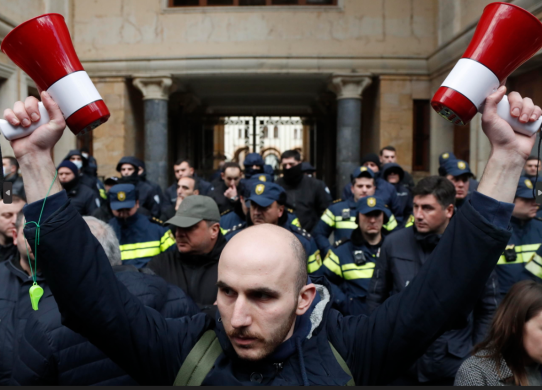 Migliaia di persone hanno preso parte alle proteste Migliaia di persone hanno preso parte alle proteste