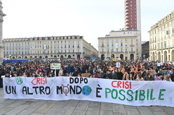 Un momento della manifestazione di Fridays for future a Torino, in Piazza Castello Un momento della manifestazione di Fridays for future a Torino, in Piazza Castello
