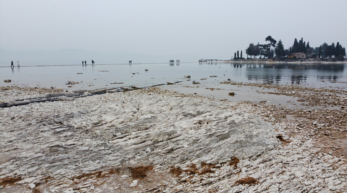 L'isola dei Conigli, a causa della siccità che affligge il lago di Garda, si raggiunge a piedi