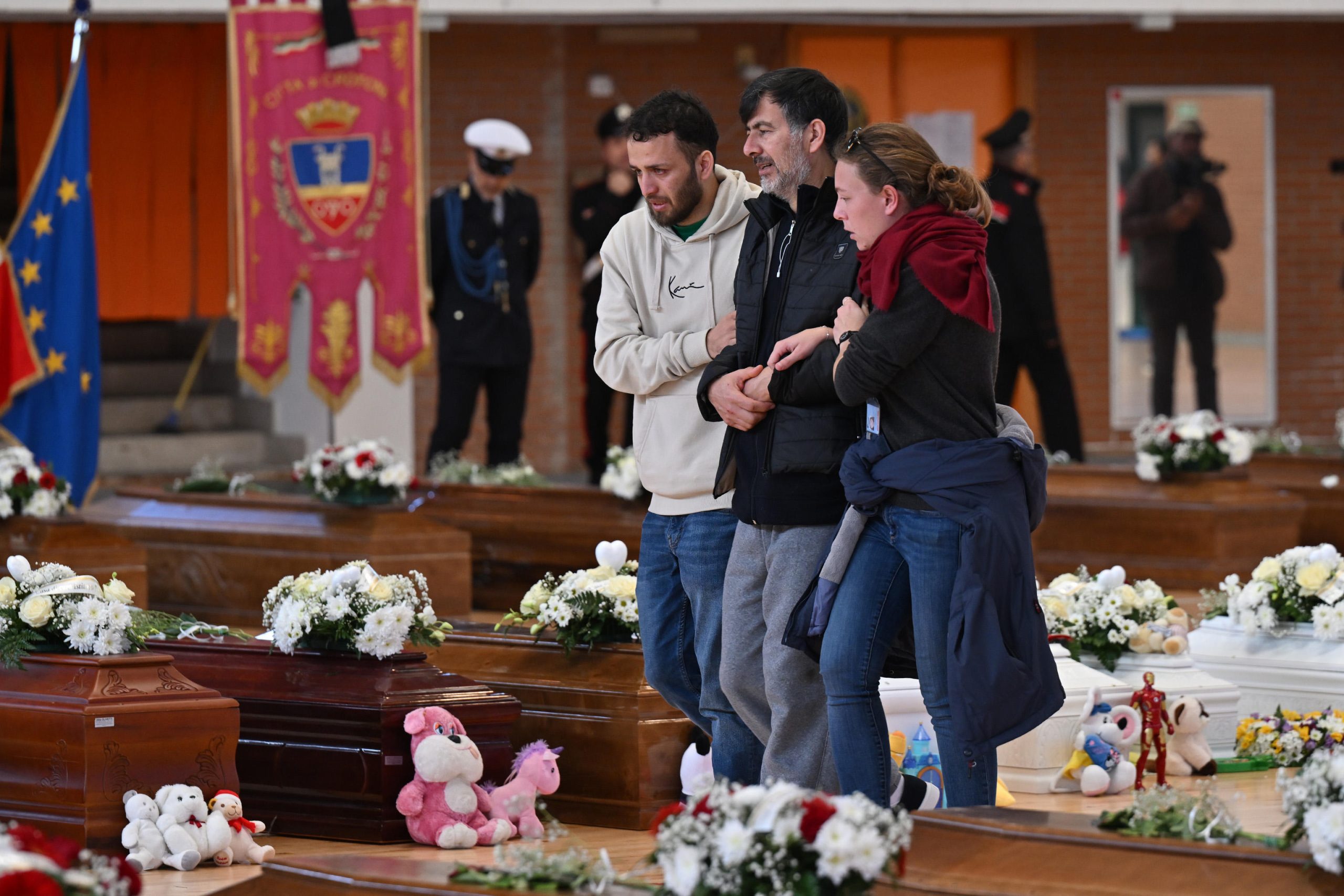 Alcune persone in visita alla camera ardente allestita al Pala Milone, palazzetto dello sport di Crotone