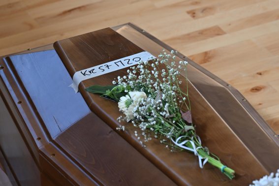 Una bara con sopra l'etichetta KR57M20 per identificare una delle vittime della strage di Cutro