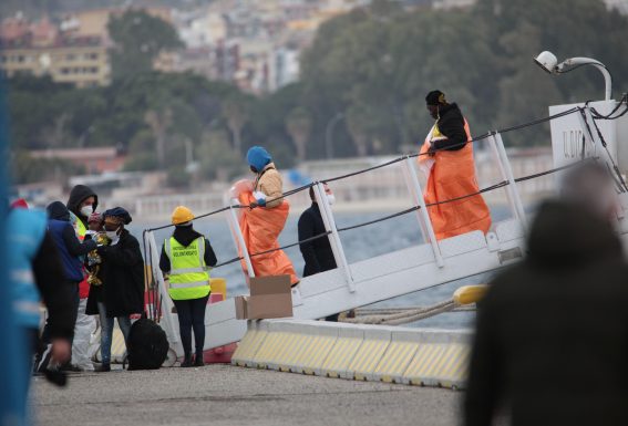 I migranti che scendono dalla nave Diciotti a Reggio Calabria partita dall'hotspot di Lampedusa