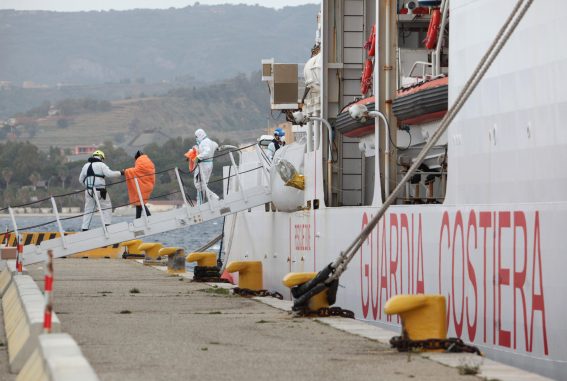 Tra i 590 migranti sulla nave Diciotti ci sono donne incinte e bambini